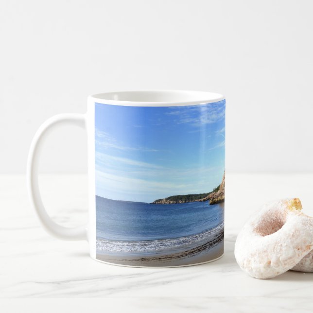 Caneca De Café Manhã na Praia de Areia (Com Donut)