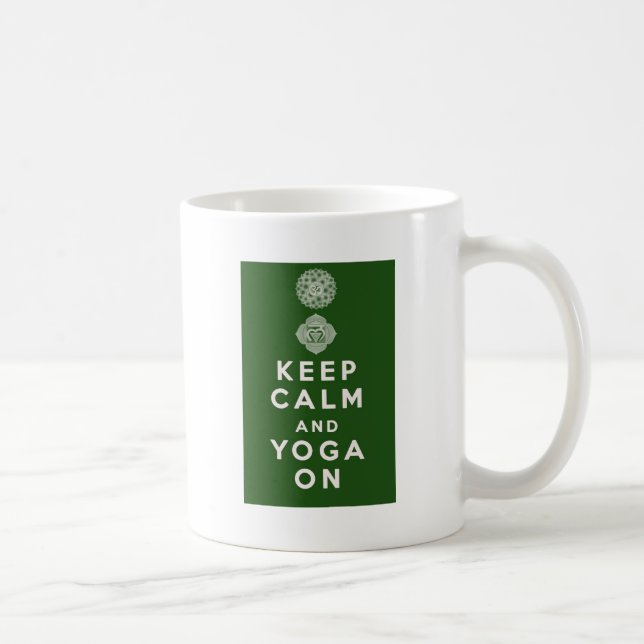 Caneca De Café Mantenha a calma e a ioga sobre (Direita)