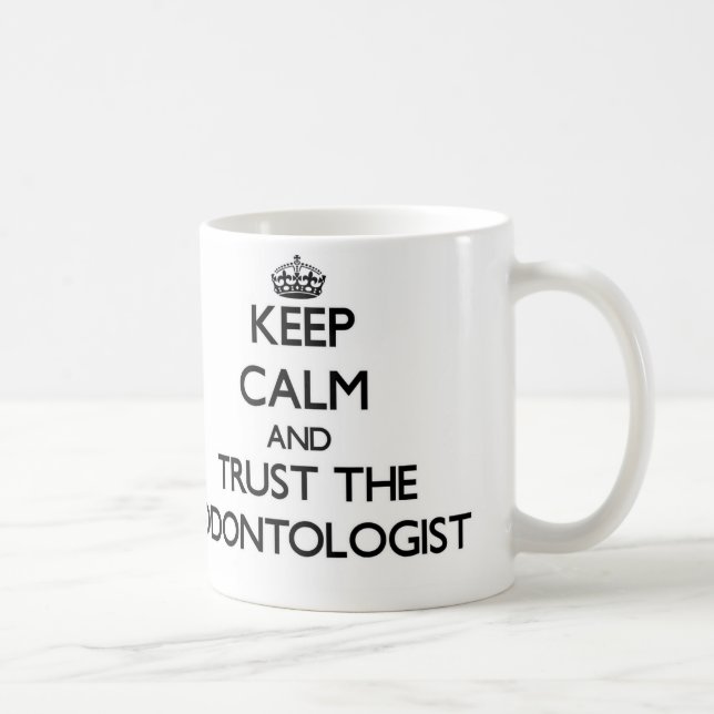 Caneca De Café Mantenha a calma e confie o Odontologist (Direita)