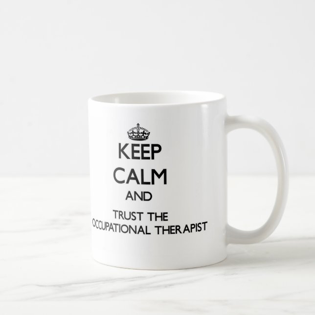 Caneca De Café Mantenha a calma e confie o terapeuta ocupacional (Direita)