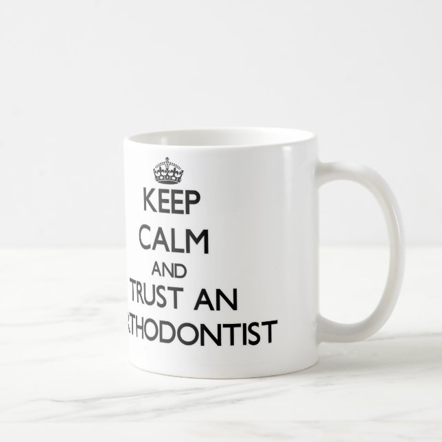 Caneca De Café Mantenha a calma e confie um Orthodontist (Direita)