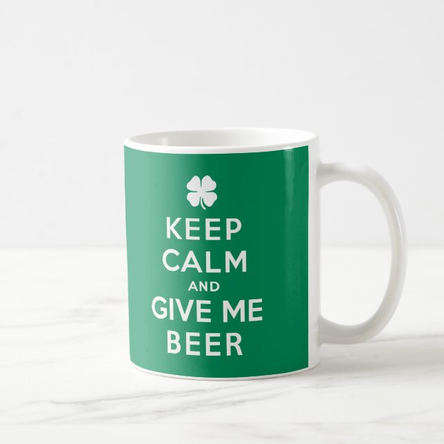 Caneca De Café Mantenha a calma e dê-me a cerveja (Direita)
