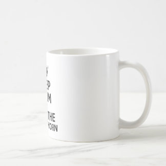 Caneca De Café Mantenha a calma e jogue a trompa francesa
