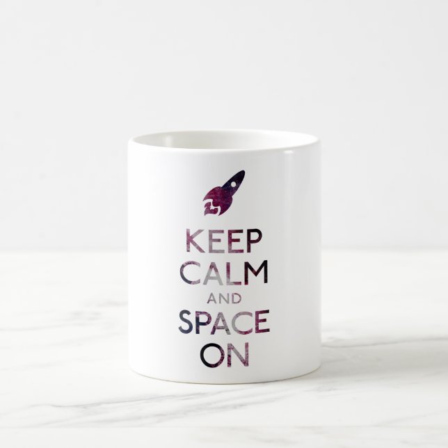 Caneca De Café Mantenha a calma e o espaço sobre (Centro)