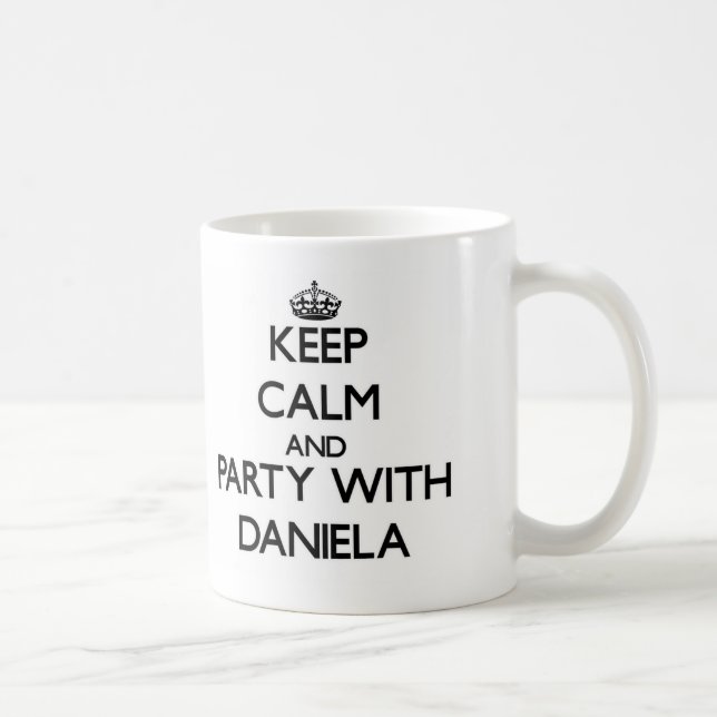 Caneca De Café Mantenha a calma e o partido com Daniela (Direita)