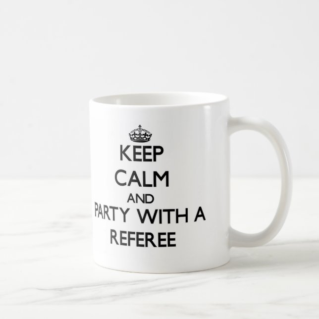 Caneca De Café Mantenha a calma e o partido com um árbitro (Direita)