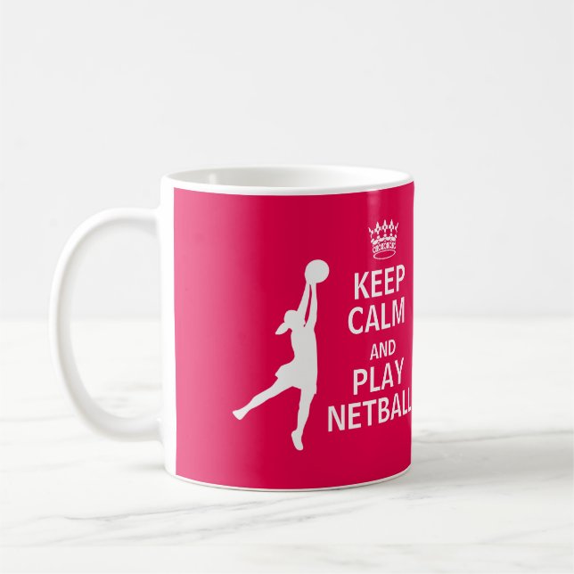 Caneca De Café Mantenha citações do Netball da calma e do jogo (Esquerda)