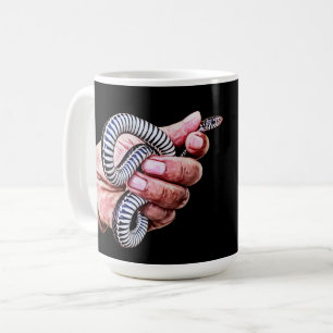 Caneca De Café mão-homem segurando arte cobra réptil bebê