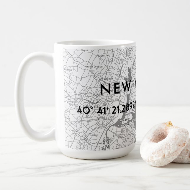 Caneca De Café Mapa de Nova York Preto e Branco Coordenadas Perso (Com Donut)