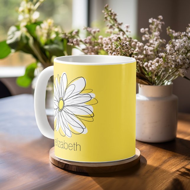 Caneca De Café Margarida Branca e Amarela com Texto Personalizado (Whimsical Daisy mug with personalized name - makes a great gift!)