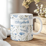 Caneca De Café Marinho Azul Aquarela Flores Selvagens Nome Person<br><div class="desc">Desfrute da sua bebida favorita em estilo com o "Marinho Blue Watercolor Wildflower Poppy Custom Name Coffee Mug." Essa charmosa caneca apresenta uma delicada design de aquarela com papoila azul marinho e flores silvestres, criando uma estética serena e elegante. O intrincado padrão floral envolve a caneca, oferecendo uma beleza sofisticada,...</div>