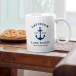 Caneca De Café Marinho Azul - Casa da Família Personalizada<br><div class="desc">A caneca de café "Lake House" de velo náutico apresenta uma âncora de barco estilo costeiro e design de tipografia clássica. Personalize o texto personalizado com um sobrenome familiar   casa do lago (ou outro título),  o ano estabelecido e o local. Esquema de cores azul e branco do marinho clássico.</div>