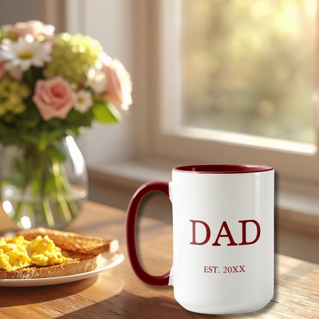 Caneca de café marrom com nomes das crianças e dat (Criador carregado)