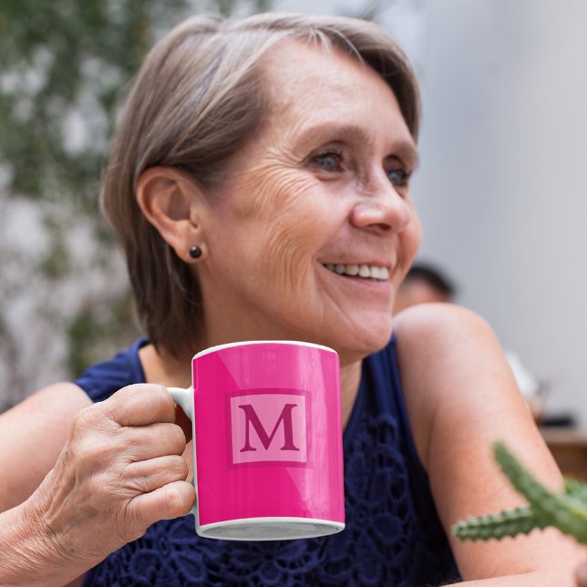 Caneca De Café Matizes cor-de-rosa | Sensibilização do Cancer (Personalize this mug with your initial and support Breast Cancer Awareness by going pink in October.)