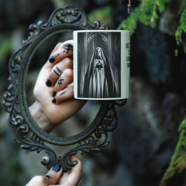 Caneca De Café Mau freira numa catedral escura (Criador carregado)