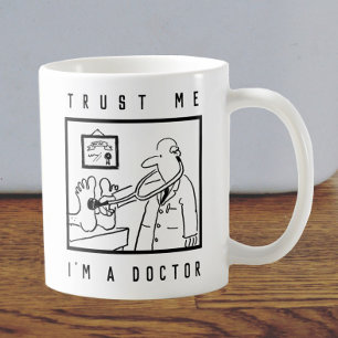 Caneca De Café Médico com Stetoscope Verificando Pés