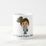 Caneca De Café Médico Personalizado, Brunette Female<br><div class="desc">Médica de Brunette,  Fêmea Fresca Personalizada. A cor da caneca pode ser personalizada. A médica está vestindo uma casaco de laboratório do médico sobre suas esfregadeiras,  estetoscópio em volta do pescoço e carregando uma prancheta na mão. Excelente para o estudante de medicina ou médico/médico!</div>