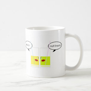 Caneca De Café Meio cheio de vidro contra meio vazio de vidro