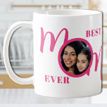 Caneca De Café Melhor Mãe Alguma Vez Foto Rosa<br><div class="desc">Esta linda caneca de café fotográfica da Best Mãe,  é decorada com a palavra mãe,  de cor-de-rosa na moda,  num fundo branco. Facilmente personalizável com sua foto. Faz um presente perfeito para o Dia de as mães.</div>
