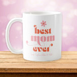 Caneca De Café Melhor Mãe Alguma Vez Moderna Tipografia Retroativ<br><div class="desc">Esta caneca é um presente perfeito para a mãe. A design apresenta o texto retrô: Melhor Mãe de Sempre,  e é acentuada com uma simples margarida Boho. Personalize este presente para a mãe com os nomes dos seus filhos.</div>