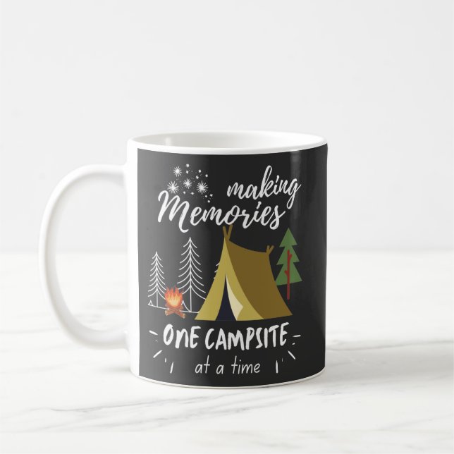 Caneca De Café Memórias De Fazer De Acampamento Em Um Local De Ca (Esquerda)