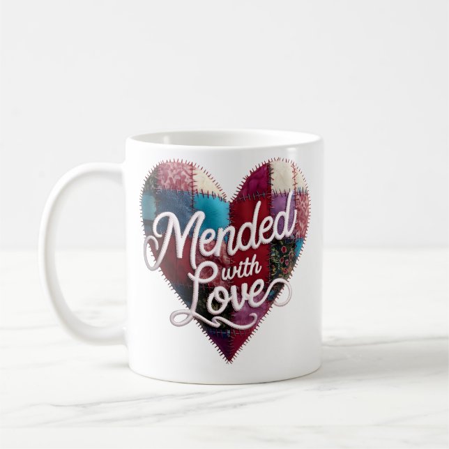 Caneca De Café Mended with Love Mug – Heartfelt Patchwork Gift (Esquerda)
