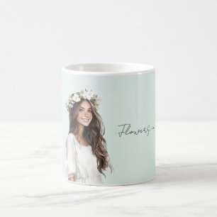 Caneca De Café Menina com Flores Brancas de Hortelã no Cabelo