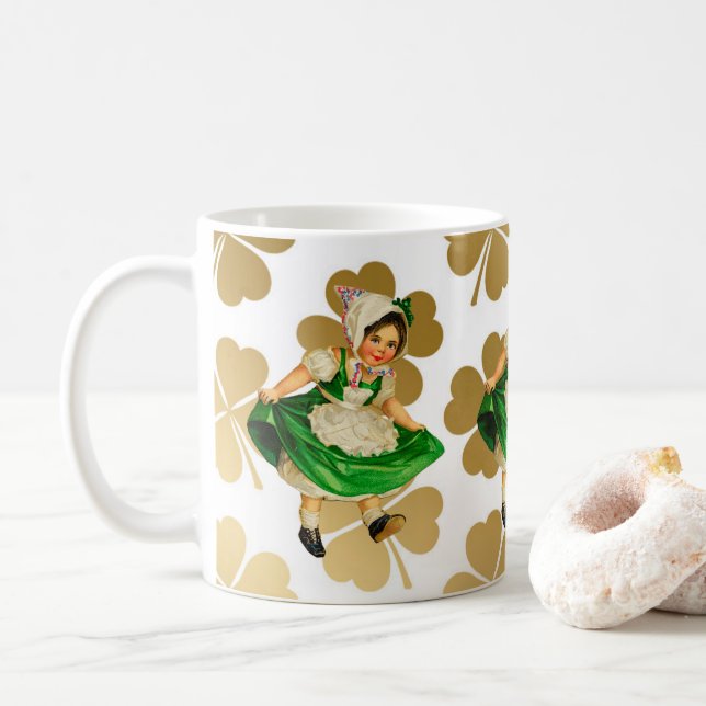 Caneca De Café Menina irlandesa pequena em trevos verdes do (Com Donut)