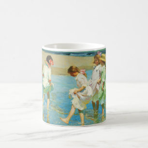 Caneca De Café Meninas andando na água na praia