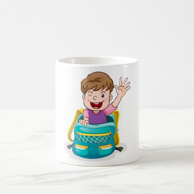 Caneca De Café Menino na mochila balançando crianças da escola di (Criador carregado)