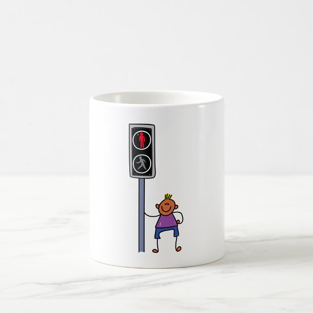 Caneca De Café Menino na passagem de pedestres com sinal de parag (Criador carregado)