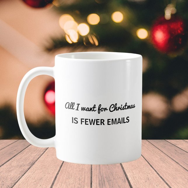 Caneca De Café Menos e-mails para o Natal | Trabalho Engraçado (Criador carregado)