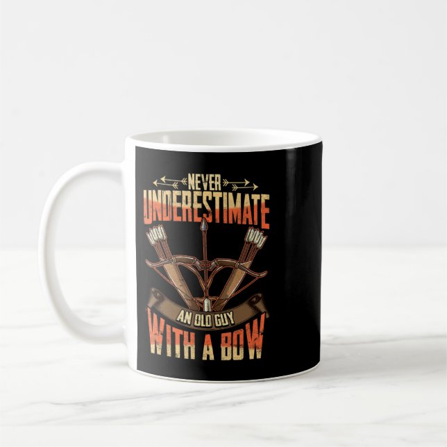 Caneca De Café Mens Bowhunter Nunca Subestima um Velho com (Esquerda)