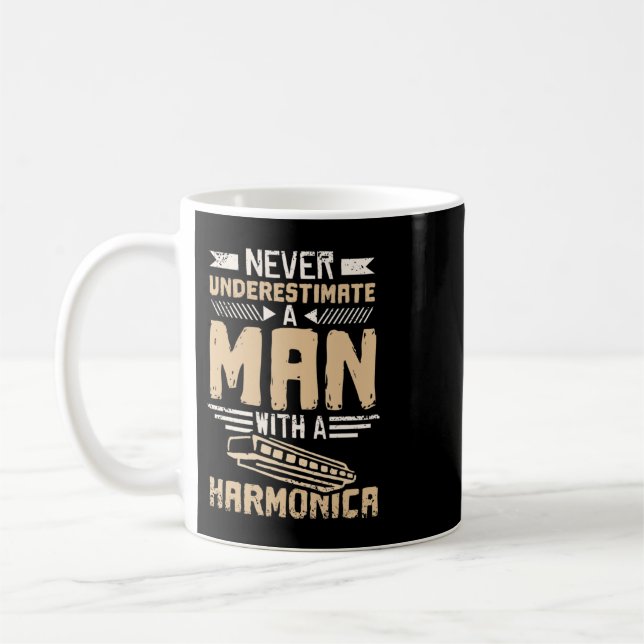 Caneca De Café Mens Nunca Subestimam Um Homem Com Uma Harmônica (Esquerda)
