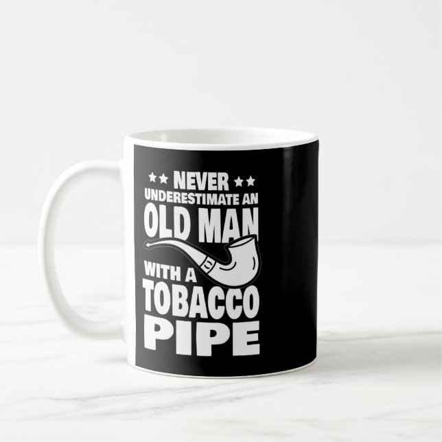 Caneca De Café Mens Nunca Subestimam um Velho com Cigarro (Esquerda)