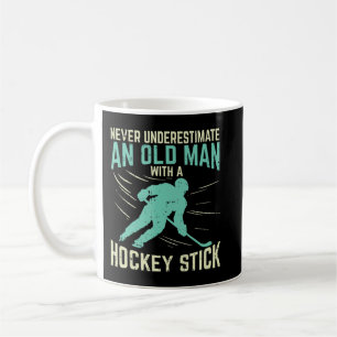 Caneca De Café Mens Nunca Subestimam Um Velho Com Hóquei