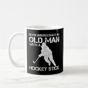 Caneca De Café Mens Nunca Subestimam Um Velho Com Hóquei