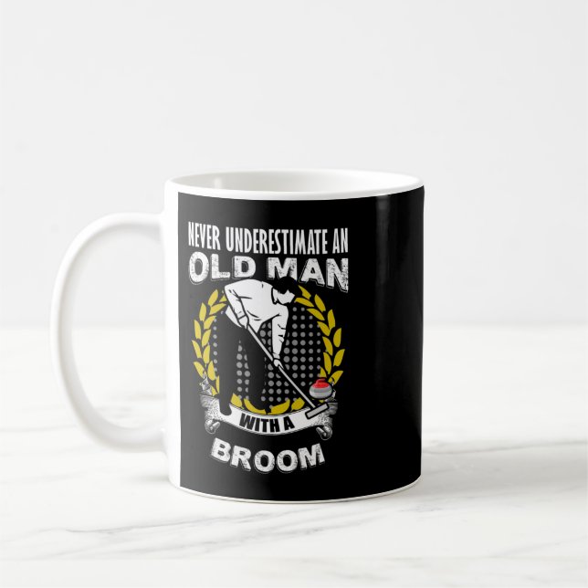 Caneca De Café Mens nunca subestimam um Velho com um Curvo (Esquerda)
