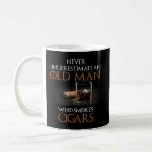 Caneca De Café Mens Nunca Subestimam Um Velho Que Fuma Cig