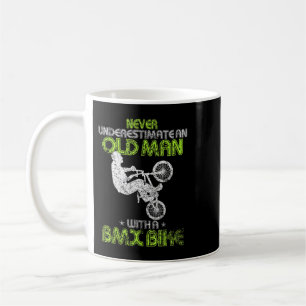Caneca De Café Mens Vintage Nunca Subestima Um Velho Com Um