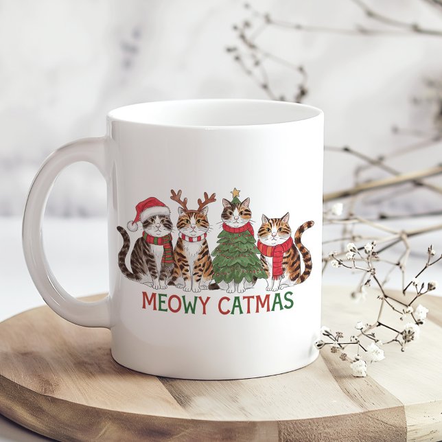Caneca De Café Meowy Christmas Cats with Lights Funny Holiday (Meowy Christmas Cats with Lights Funny Holiday Coffee Mug on a boho kitchen table)