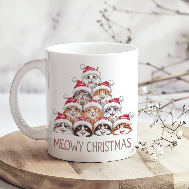Caneca De Café Meowy Christmas Funny Stacked Cats – Cute Holiday  (Meowy Christmas Funny Stacked Cats – Cute Holiday Coffee Mug on a boho kitchen table)