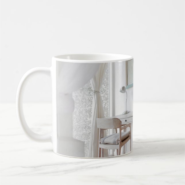 CANECA DE CAFÉ MESA VAZIA PERTO DA CURTINA (Esquerda)