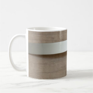 Caneca De Café Metal a placa curvada com superfície de madeira