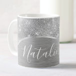 Caneca De Café Metálico Personalizado Da Glitter De Prata Glam<br><div class="desc">Personalize facilmente este metal escovado prateado e uma caneca de café com padrão de brilho falso glamouroso com seu próprio nome personalizado.</div>