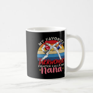 Caneca De Café Meu taekwondo favorito me chama de mãe da Nana
