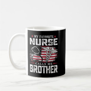 Caneca De Café Minha enfermeira favorita me chama de irmão Shirt