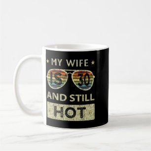 Caneca De Café Minha Esposa Tem 30 Anos E Está Quente Aniversário