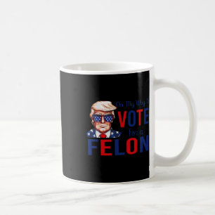 Caneca De Café Minha Maneira de Votar Em Um Criminoso Piada Presi