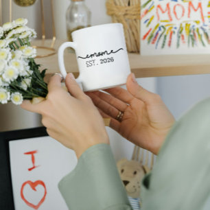 Caneca De Café Minimal Mom Estabelecida Nome Escrito à Mão Ano